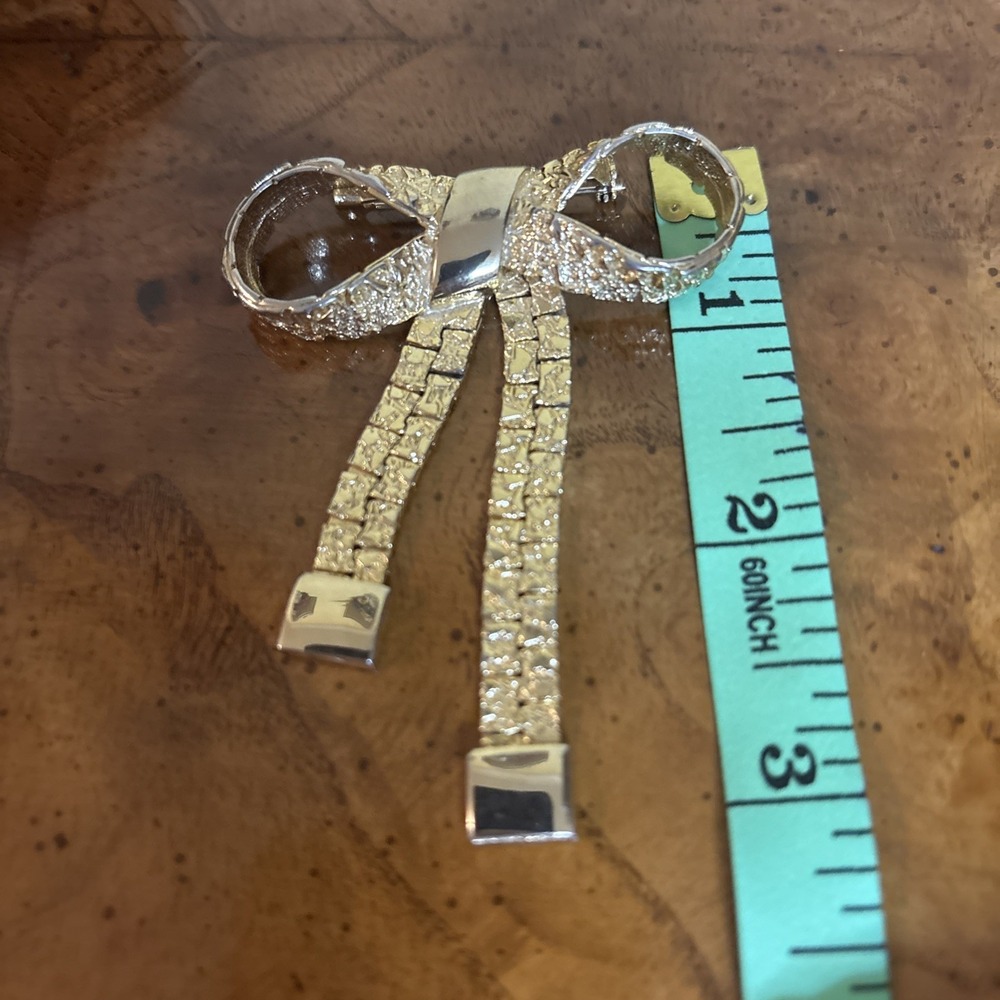 Elegant Vintage 1980's Gold Tone Textured Articulated Bow Brooch - Picture 4 of 5